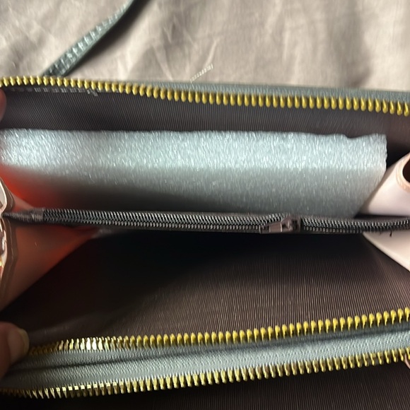 Free Crossbody - Picture 3 of 9